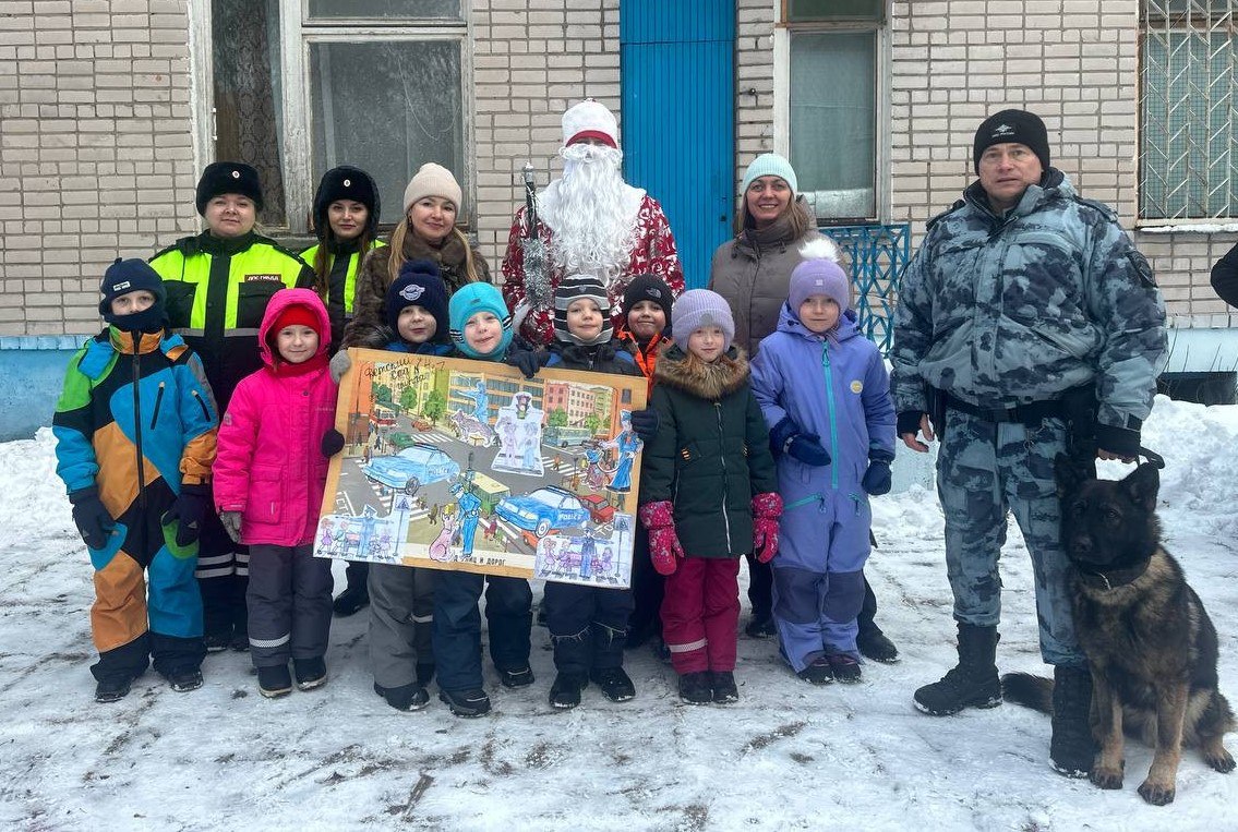 В Череповце представители общественности присоединились к акции «Полицейский Дед Мороз»