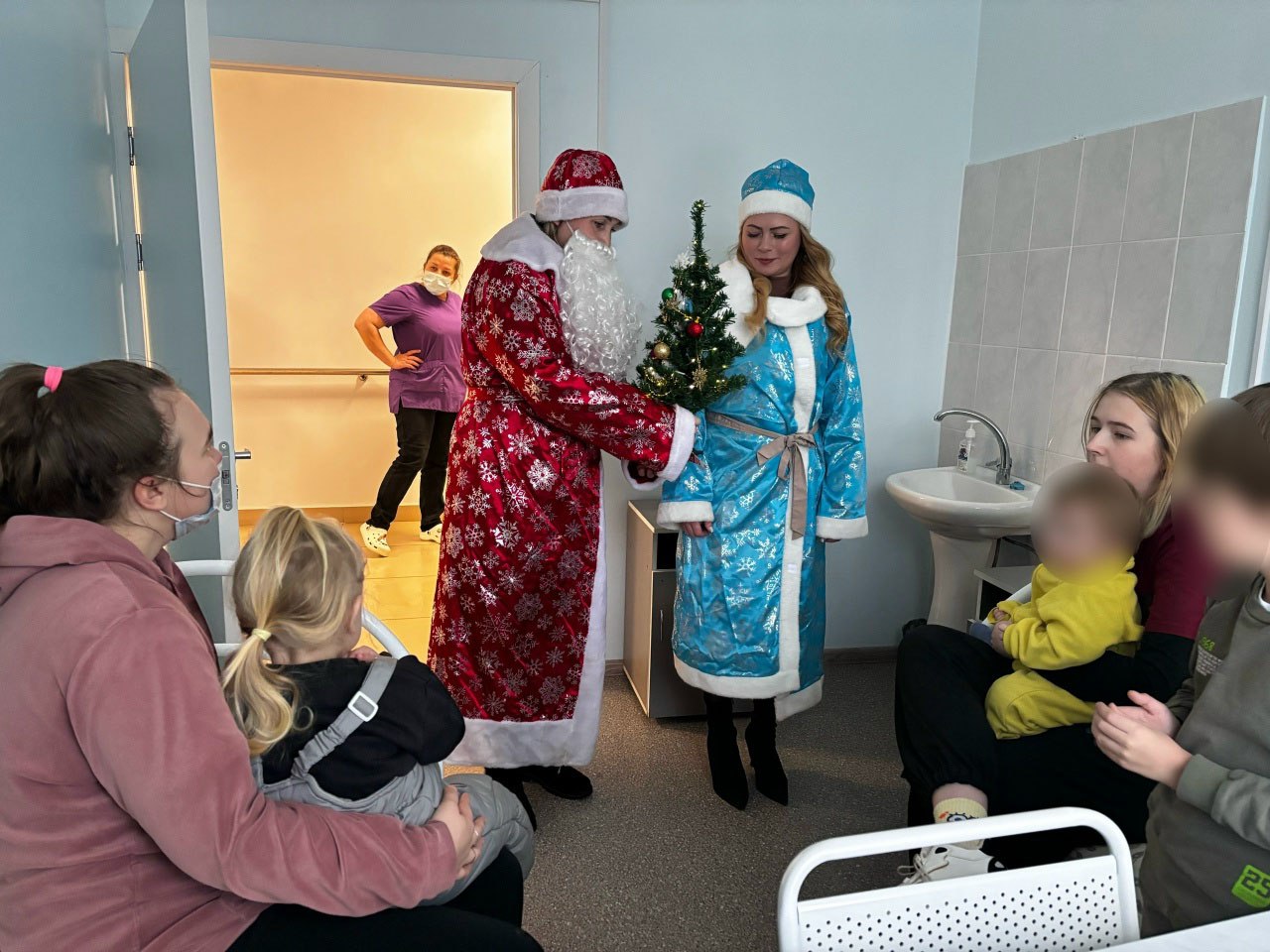 В Сямже полицейский Дед Мороз поздравил с Новым годом маленьких пациентов ЦРБ