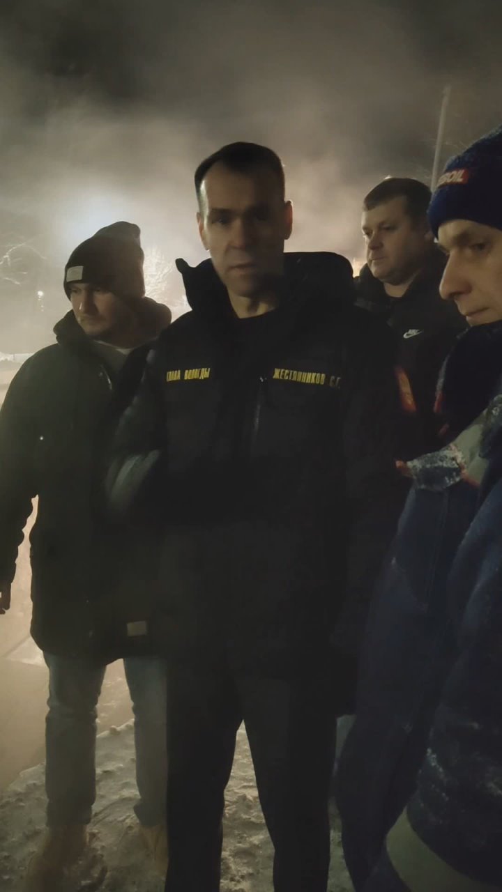 Сегодня в Вологде специалисты «Вологдагортеплосети» устраняют дефект на сетях диаметром 325 мм по адресу Панкратова, 80