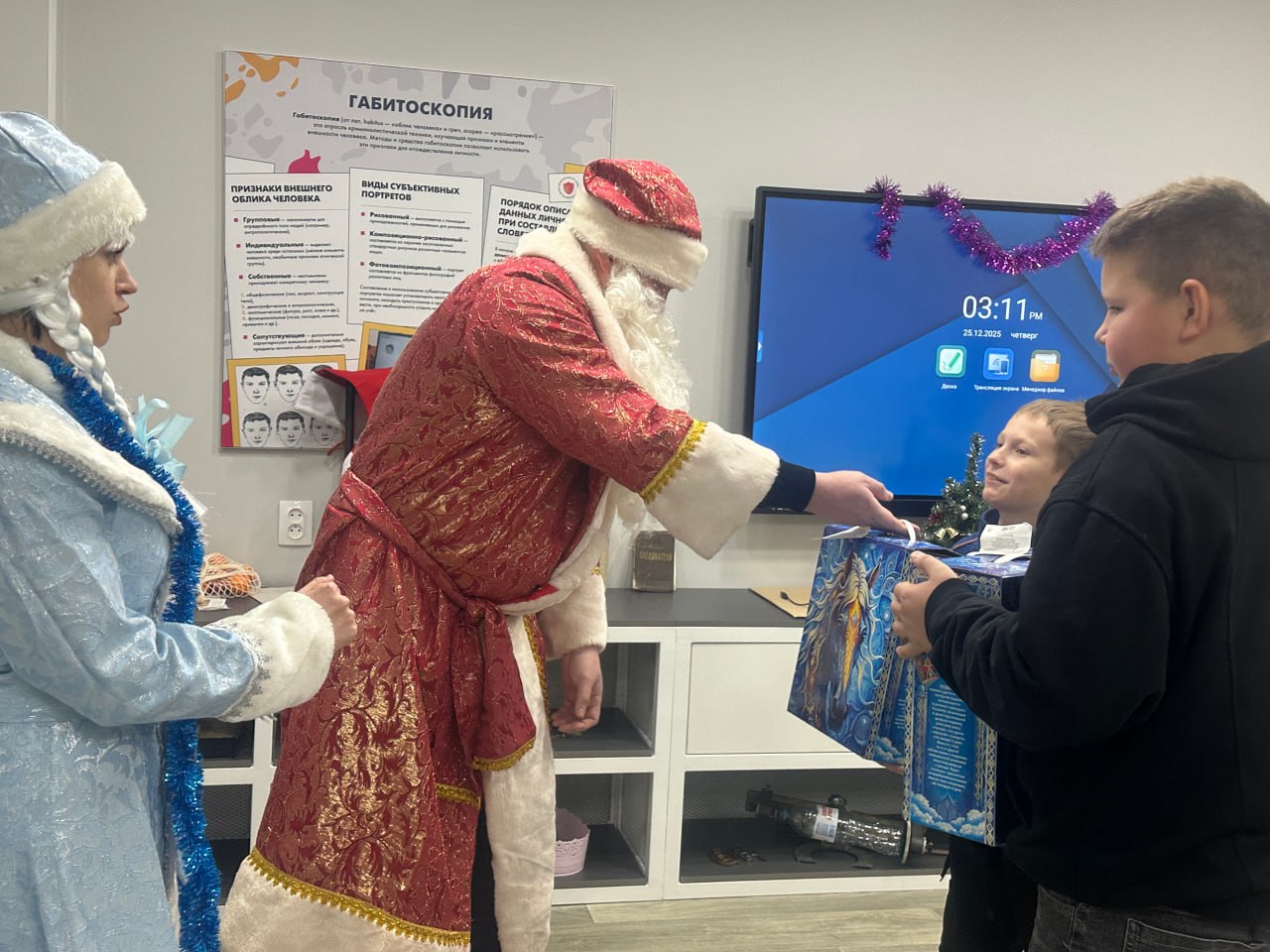 В канун новогодних праздников дети бывших сотрудников ОВД побывали в музее криминалистики УМВД России «Череповец» В канун новогодних праздников дети бывших сотрудников ОВД побывали в музее криминалистики УМВД России «Череповец»