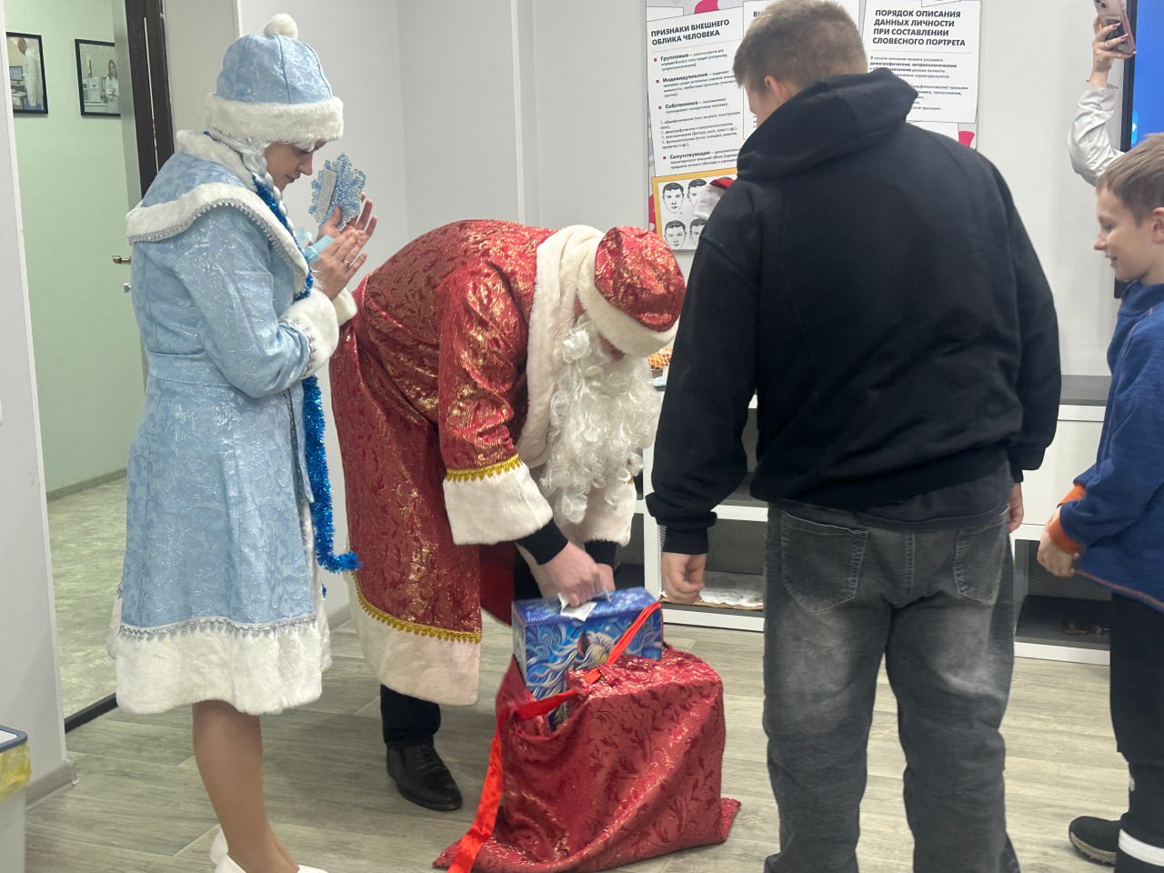 В канун новогодних праздников дети бывших сотрудников ОВД побывали в музее криминалистики УМВД России «Череповец» В канун новогодних праздников дети бывших сотрудников ОВД побывали в музее криминалистики УМВД России «Череповец»