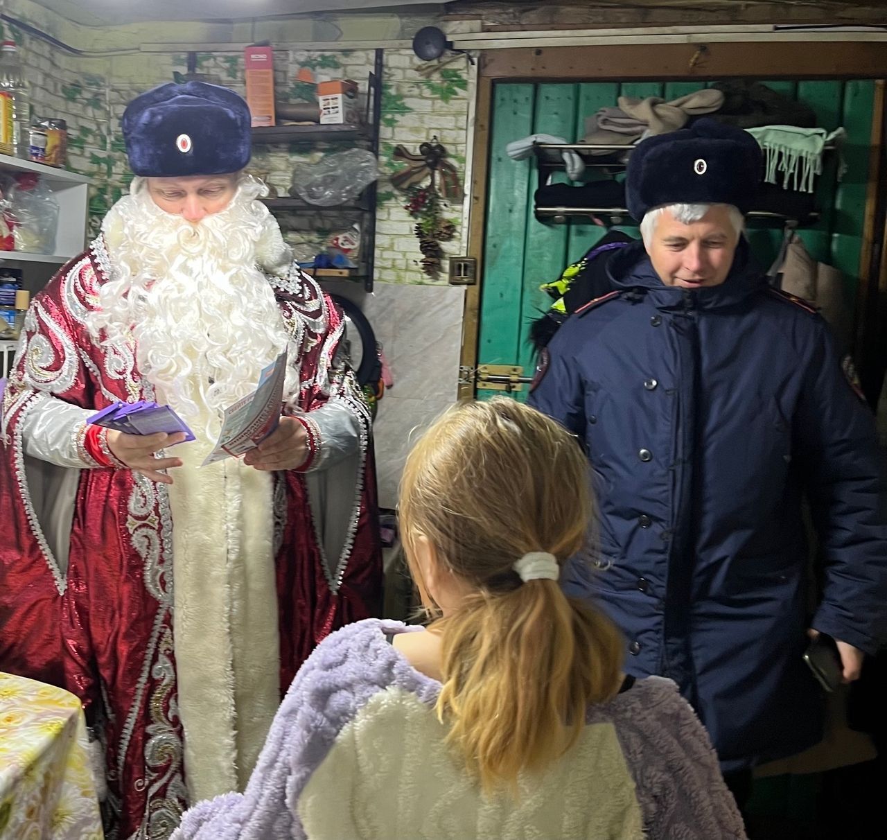 Сотрудники пункта полиции «Междуреченский» МО МВД России «Грязовецкий» присоединились к акции «Полицейский Дед Мороз» Сотрудники пункта полиции «Междуреченский» МО МВД России «Грязовецкий» присоединились к акции «Полицейский Дед Мороз»