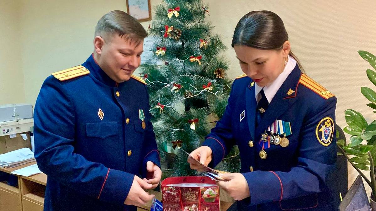 Череповецкие следователи поздравили воспитанников центра помощи "Наши дети" с новогодними праздниками