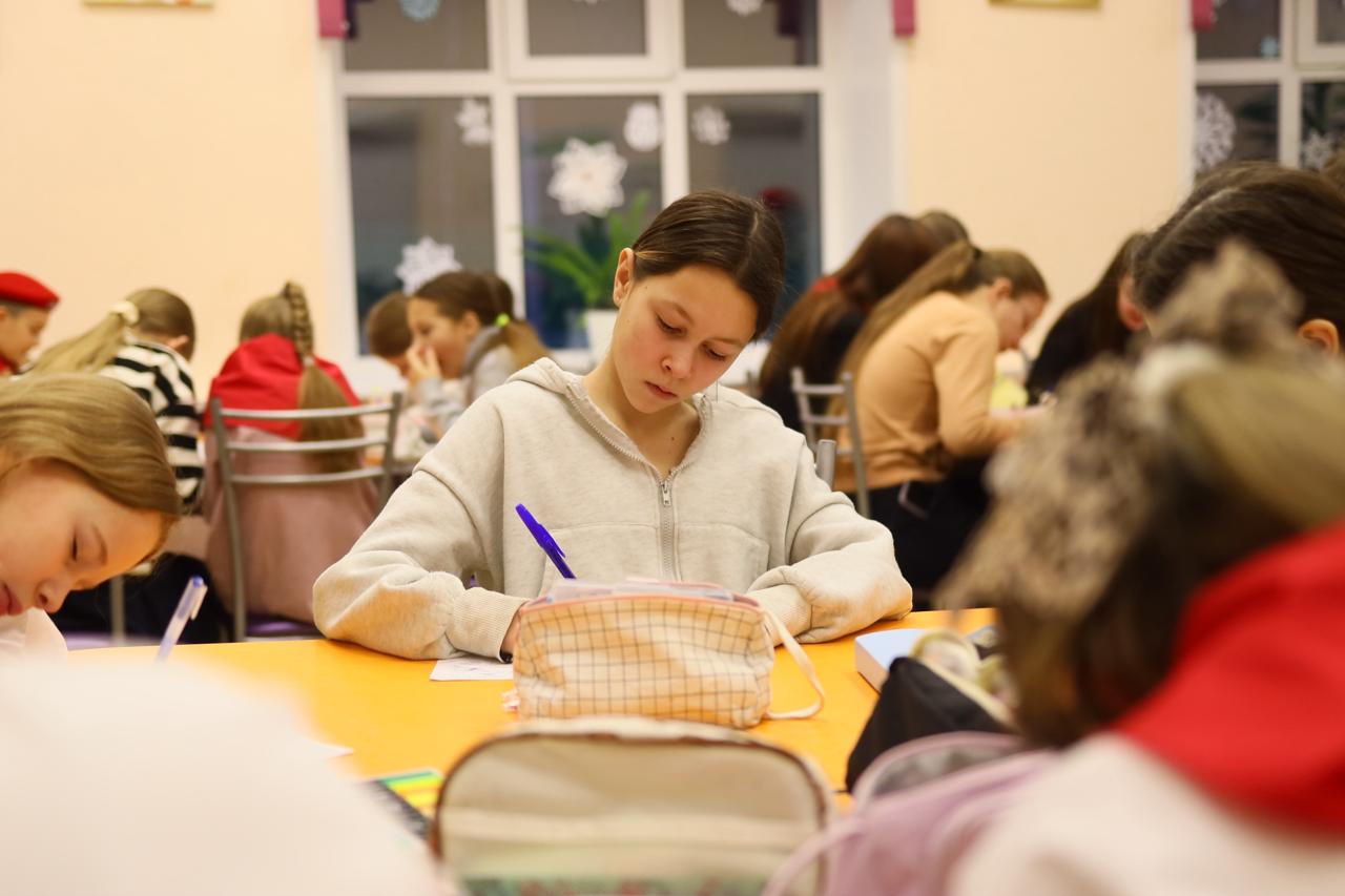 Школьники из Вологодской области написали 150 новогодних писем бойцам на передовую Школьники из Вологодской области написали 150 новогодних писем бойцам на передовую