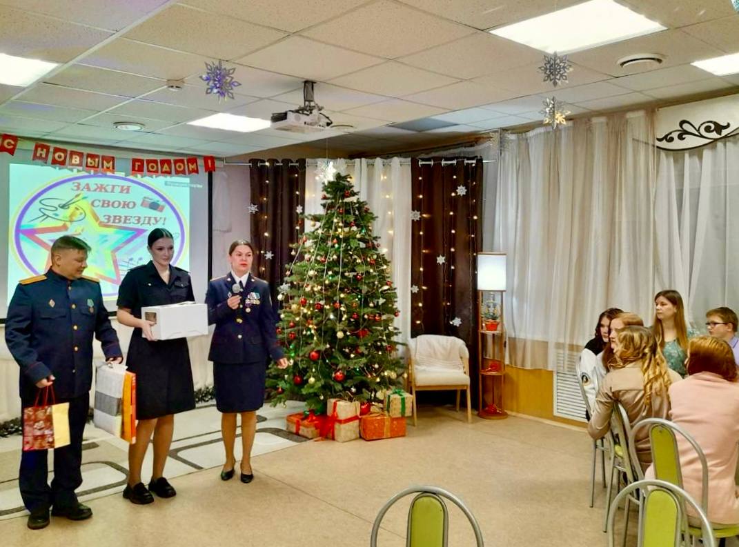 Череповецкие следователи поздравили воспитанников центра помощи "Наши дети" с новогодними праздниками Череповецкие следователи поздравили воспитанников центра помощи "Наши дети" с новогодними праздниками