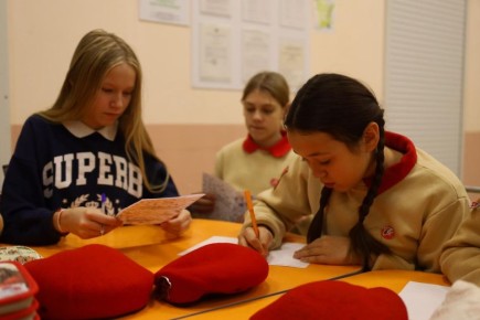 Школьники из Вологодской области написали 150 новогодних писем бойцам на передовую