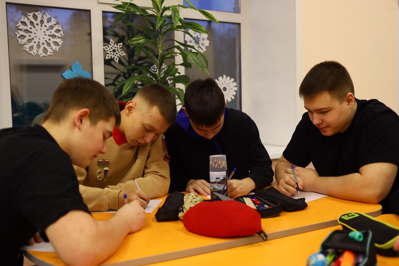 Школьники из Вологодской области написали 150 новогодних писем бойцам на передовую Школьники из Вологодской области написали 150 новогодних писем бойцам на передовую