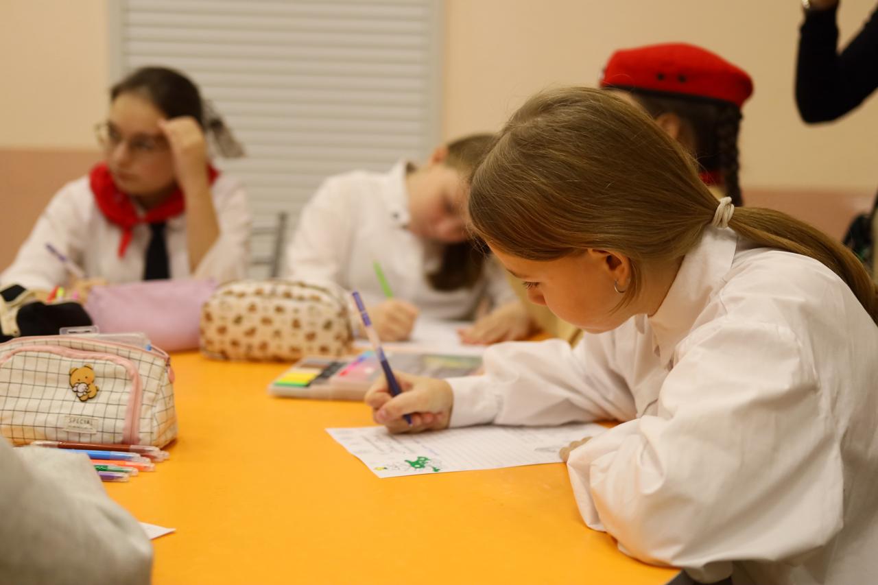 Школьники из Вологодской области написали 150 новогодних писем бойцам на передовую Школьники из Вологодской области написали 150 новогодних писем бойцам на передовую