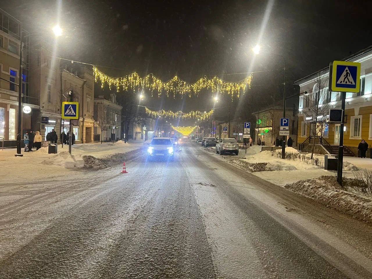Пожилая женщина и девочка-подросток попали под колёса иномарок в Вологде и Череповце