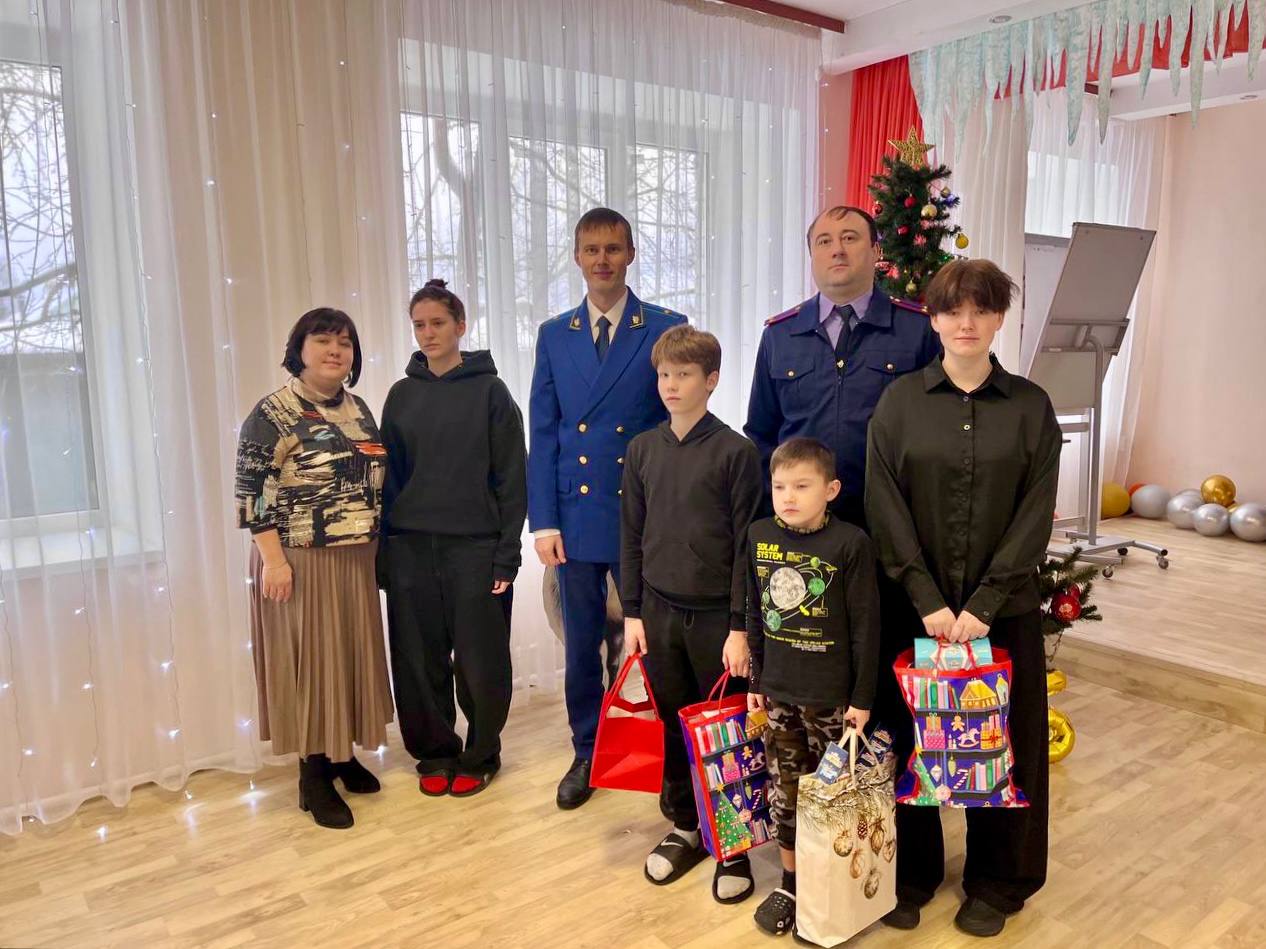 Руководитель Кирилловского межрайонного следственного отдела с коллегами посетил Белозерский центр помощи детям, оставшимся без попечения родителей, и поздравил воспитанников с новогодними и рождественскими праздниками