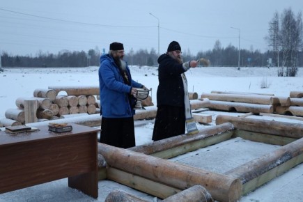 Неподалеку от села Ферапонтово Кирилловского округа рядом с одним из придорожных сервисов началось строительство деревянной часовни в честь святителя Николая Чудотворца