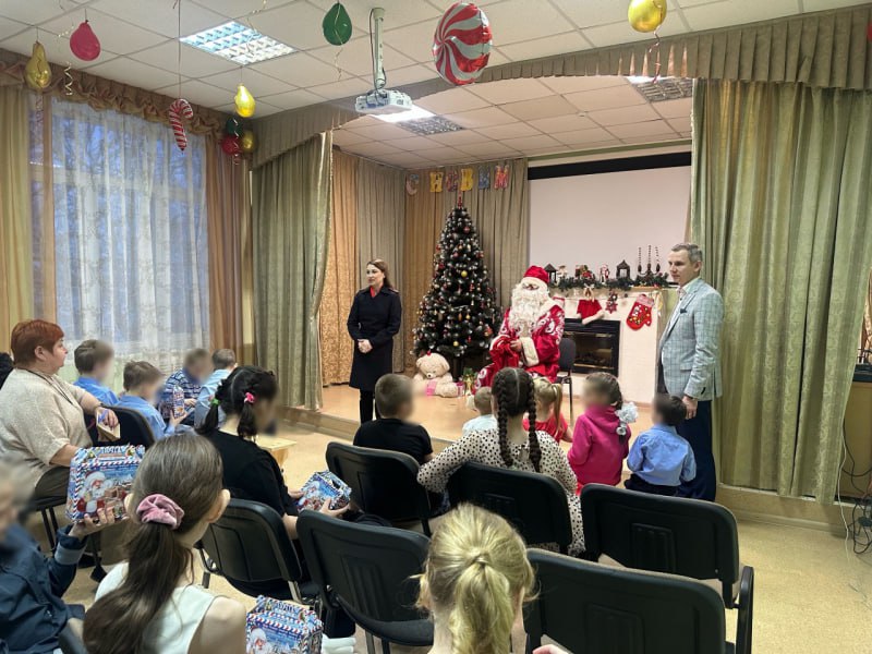 В Вологодской области в рамках акции «Полицейский Дед Мороз» сотрудники полиции поздравили воспитанников детских центров В Вологодской области в рамках акции «Полицейский Дед Мороз» сотрудники полиции поздравили воспитанников детских центров