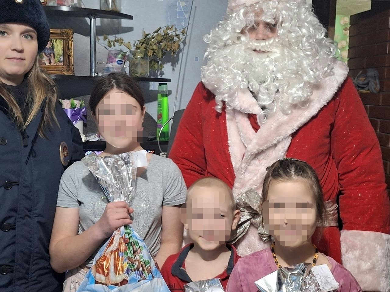 В селе Кичменгский Городок детей поздравил с Новым годом Полицейский Дед Мороз