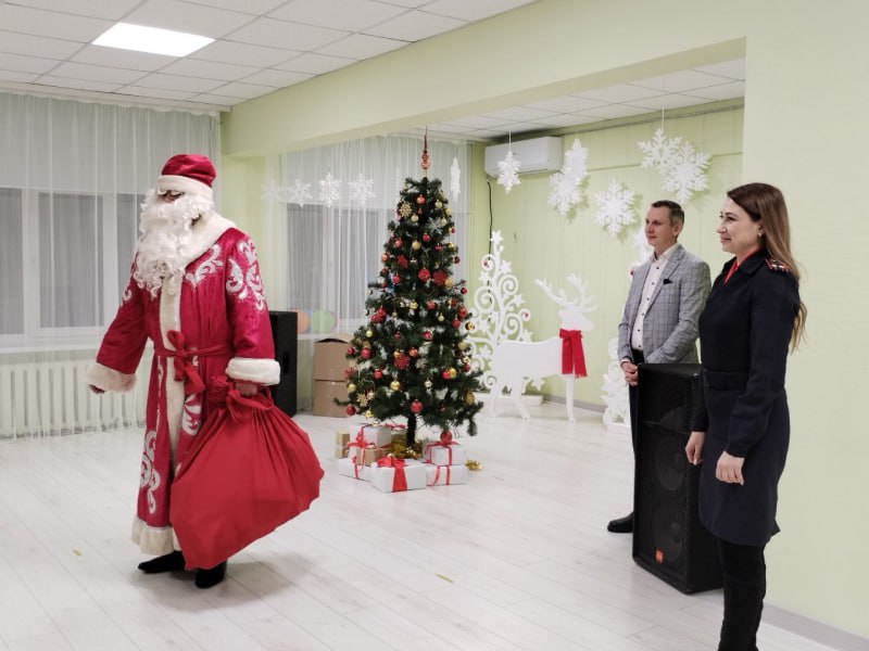 В Вологодской области в рамках акции «Полицейский Дед Мороз» сотрудники полиции поздравили воспитанников детских центров В Вологодской области в рамках акции «Полицейский Дед Мороз» сотрудники полиции поздравили воспитанников детских центров