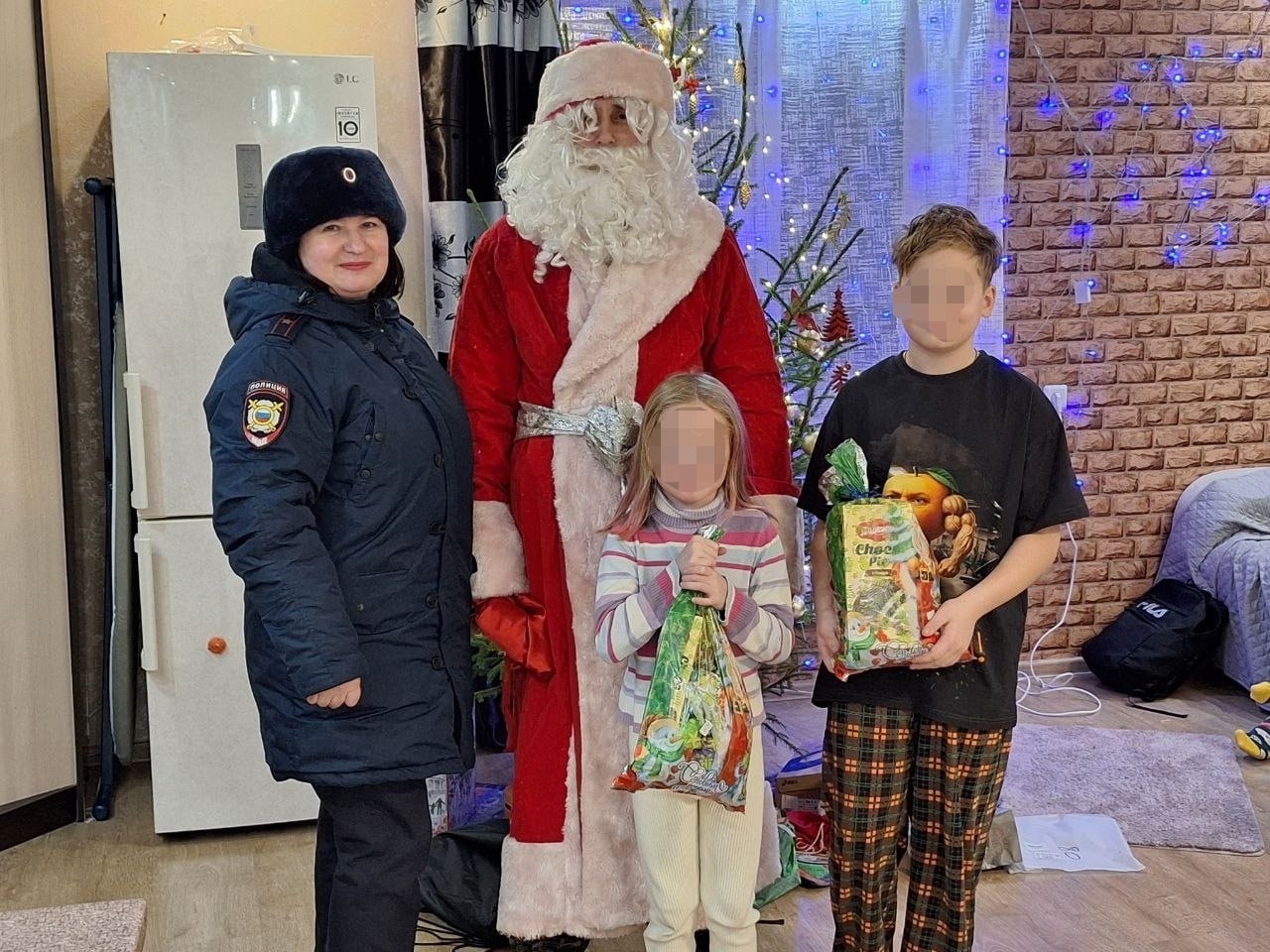 В селе Кичменгский Городок детей поздравил с Новым годом Полицейский Дед Мороз В селе Кичменгский Городок детей поздравил с Новым годом Полицейский Дед Мороз