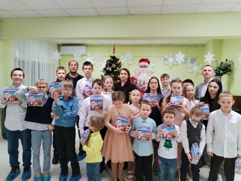 В Вологодской области в рамках акции «Полицейский Дед Мороз» сотрудники полиции поздравили воспитанников детских центров В Вологодской области в рамках акции «Полицейский Дед Мороз» сотрудники полиции поздравили воспитанников детских центров