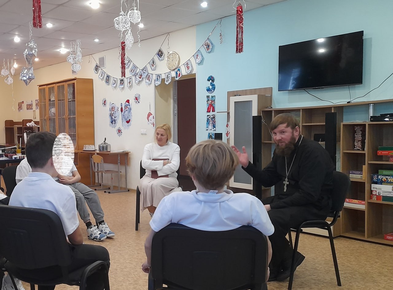 Подросткам из ЦВСНП УМВД России по Вологодской области рассказали о рождественских традициях