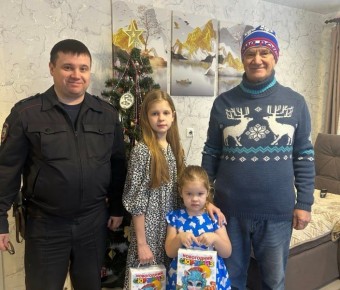 В Великоустюгском округе полицейские и ветераны службы поздравили с Новым годом и Рождеством семьи сослуживцев – участников СВО