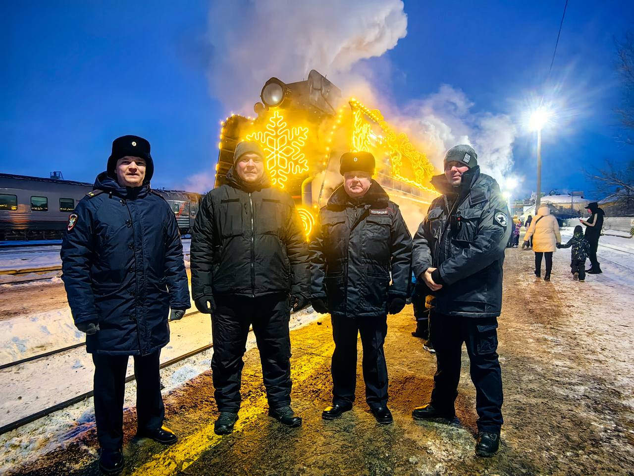 В Великом Устюге Вологодской области транспортные полицейские обеспечили охрану общественного порядка и безопасности во время возвращения поезда Главного волшебника страны В Великом Устюге Вологодской области транспортные полицейские обеспечили охрану общественного порядка и безопасности во время возвращения поезда Главного волшебника страны