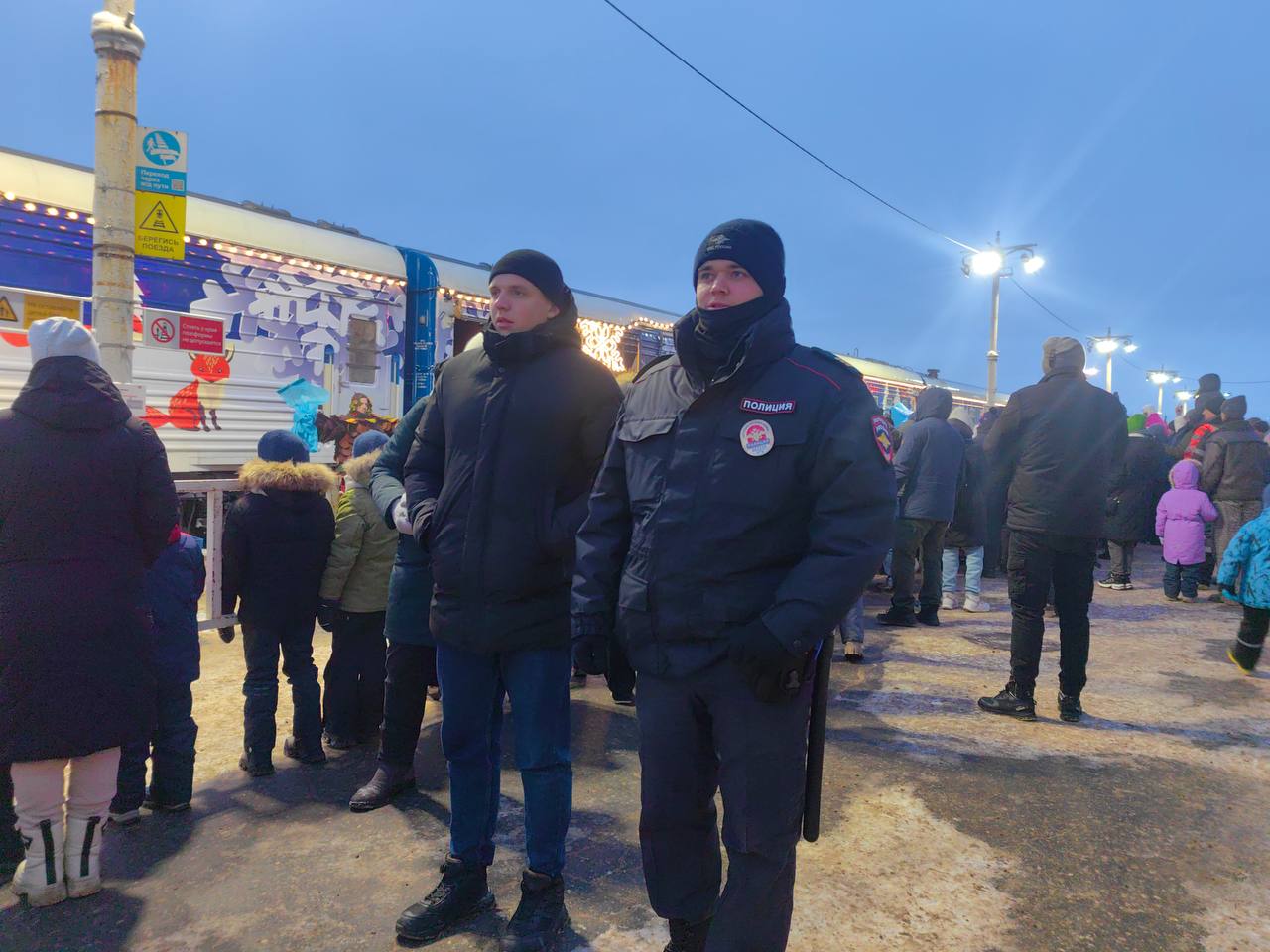 В Великом Устюге Вологодской области транспортные полицейские обеспечили охрану общественного порядка и безопасности во время возвращения поезда Главного волшебника страны В Великом Устюге Вологодской области транспортные полицейские обеспечили охрану общественного порядка и безопасности во время возвращения поезда Главного волшебника страны