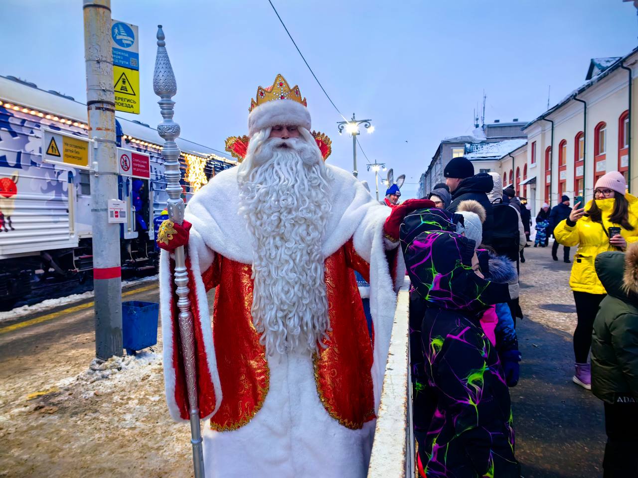 В Великом Устюге Вологодской области транспортные полицейские обеспечили охрану общественного порядка и безопасности во время возвращения поезда Главного волшебника страны В Великом Устюге Вологодской области транспортные полицейские обеспечили охрану общественного порядка и безопасности во время возвращения поезда Главного волшебника страны