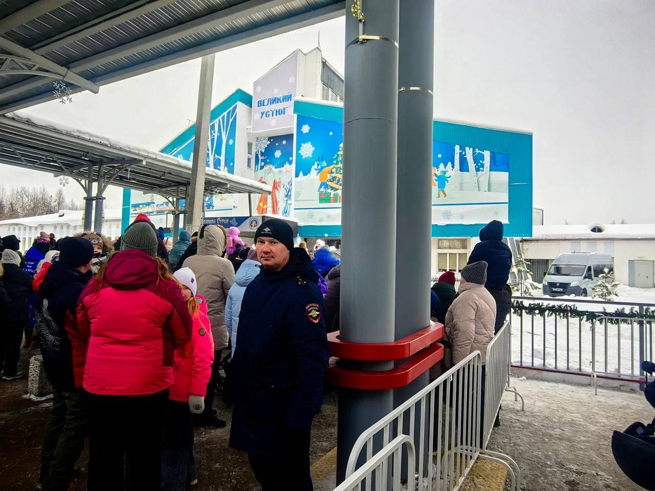 В Великом Устюге Вологодской области транспортные полицейские обеспечили охрану общественного порядка и безопасности во время возвращения поезда Главного волшебника страны В Великом Устюге Вологодской области транспортные полицейские обеспечили охрану общественного порядка и безопасности во время возвращения поезда Главного волшебника страны