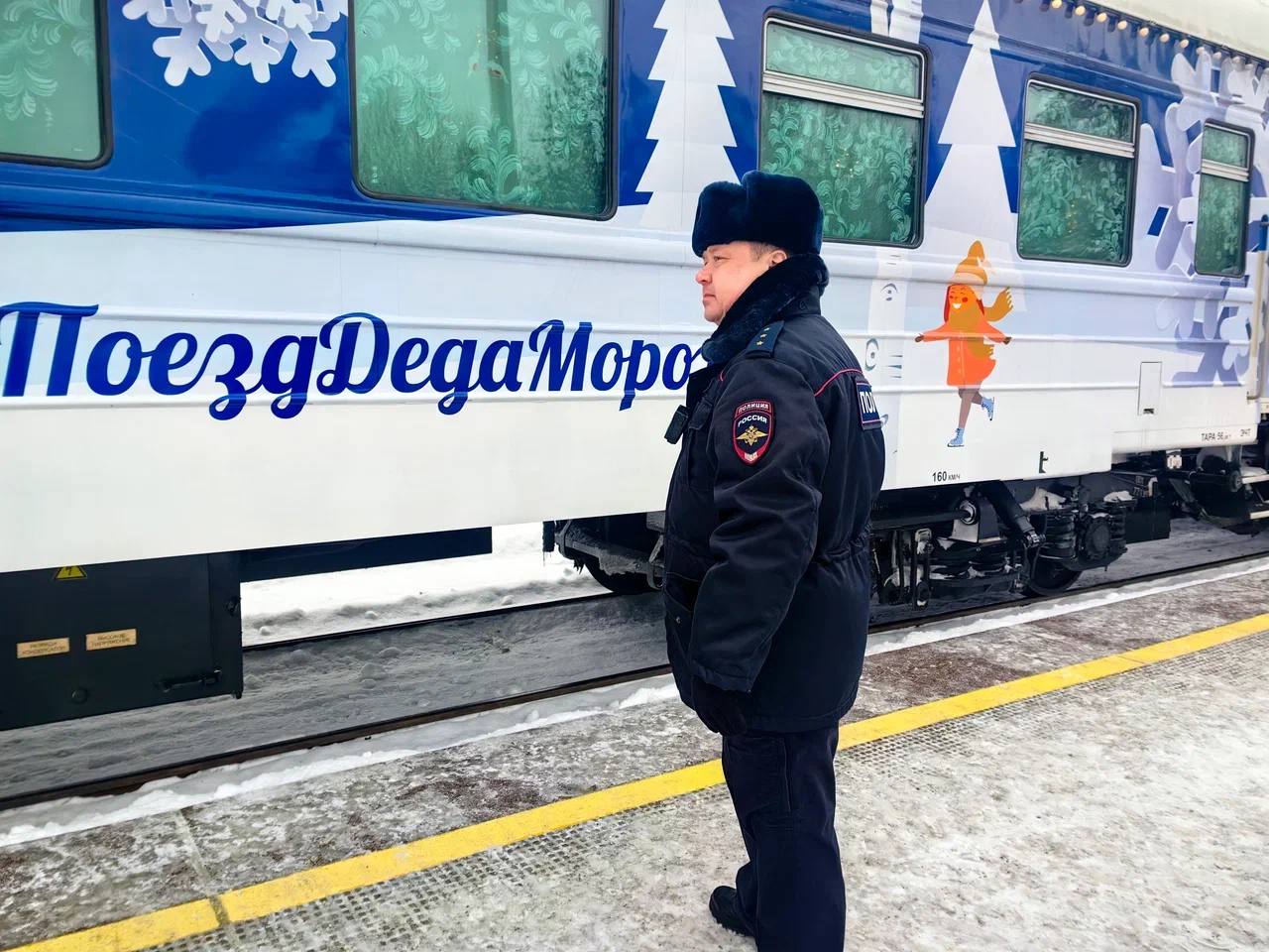 В Великом Устюге Вологодской области транспортные полицейские обеспечили охрану общественного порядка и безопасности во время возвращения поезда Главного волшебника страны В Великом Устюге Вологодской области транспортные полицейские обеспечили охрану общественного порядка и безопасности во время возвращения поезда Главного волшебника страны