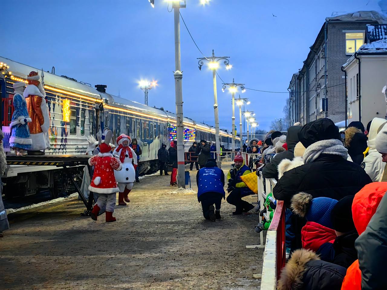 В Великом Устюге Вологодской области транспортные полицейские обеспечили охрану общественного порядка и безопасности во время возвращения поезда Главного волшебника страны В Великом Устюге Вологодской области транспортные полицейские обеспечили охрану общественного порядка и безопасности во время возвращения поезда Главного волшебника страны