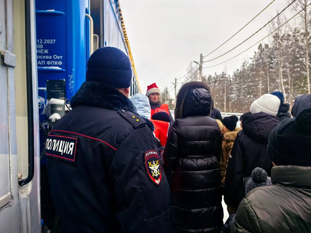 В Великом Устюге Вологодской области транспортные полицейские обеспечили охрану общественного порядка и безопасности во время возвращения поезда Главного волшебника страны В Великом Устюге Вологодской области транспортные полицейские обеспечили охрану общественного порядка и безопасности во время возвращения поезда Главного волшебника страны