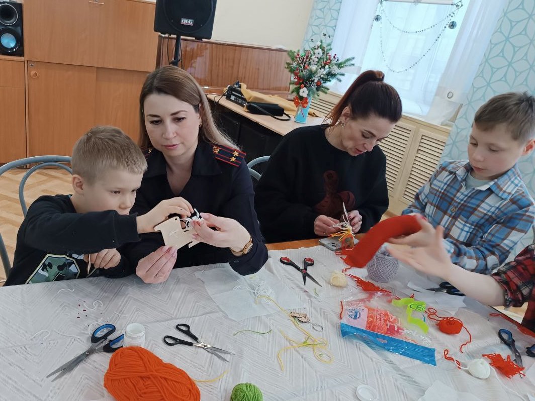 Полицейские провели творческий мастер-класс для воспитанников «Центра помощи детям, оставшимся без попечения родителей, №1» Полицейские провели творческий мастер-класс для воспитанников «Центра помощи детям, оставшимся без попечения родителей, №1»