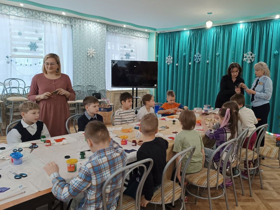 Полицейские провели творческий мастер-класс для воспитанников «Центра помощи детям, оставшимся без попечения родителей, №1»