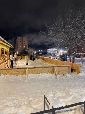 Накануне Нового года Анатолий Дианов помог обустроить каток в Рождественском парке и сделать горку в «Хвоя-сквер»