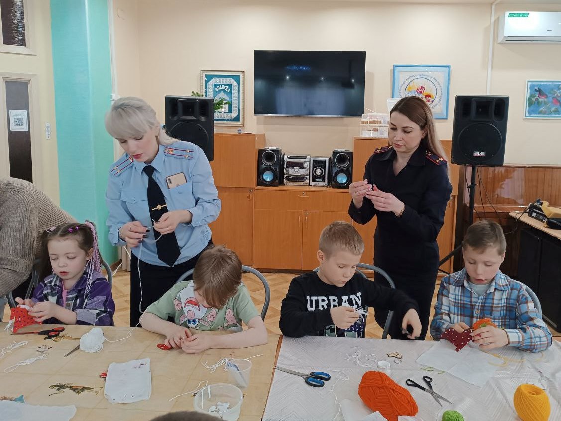Полицейские провели творческий мастер-класс для воспитанников «Центра помощи детям, оставшимся без попечения родителей, №1» Полицейские провели творческий мастер-класс для воспитанников «Центра помощи детям, оставшимся без попечения родителей, №1»