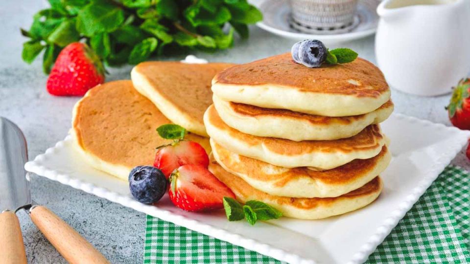 Пышные оладьи на кефире без яиц: великолепный завтрак для всей семьи