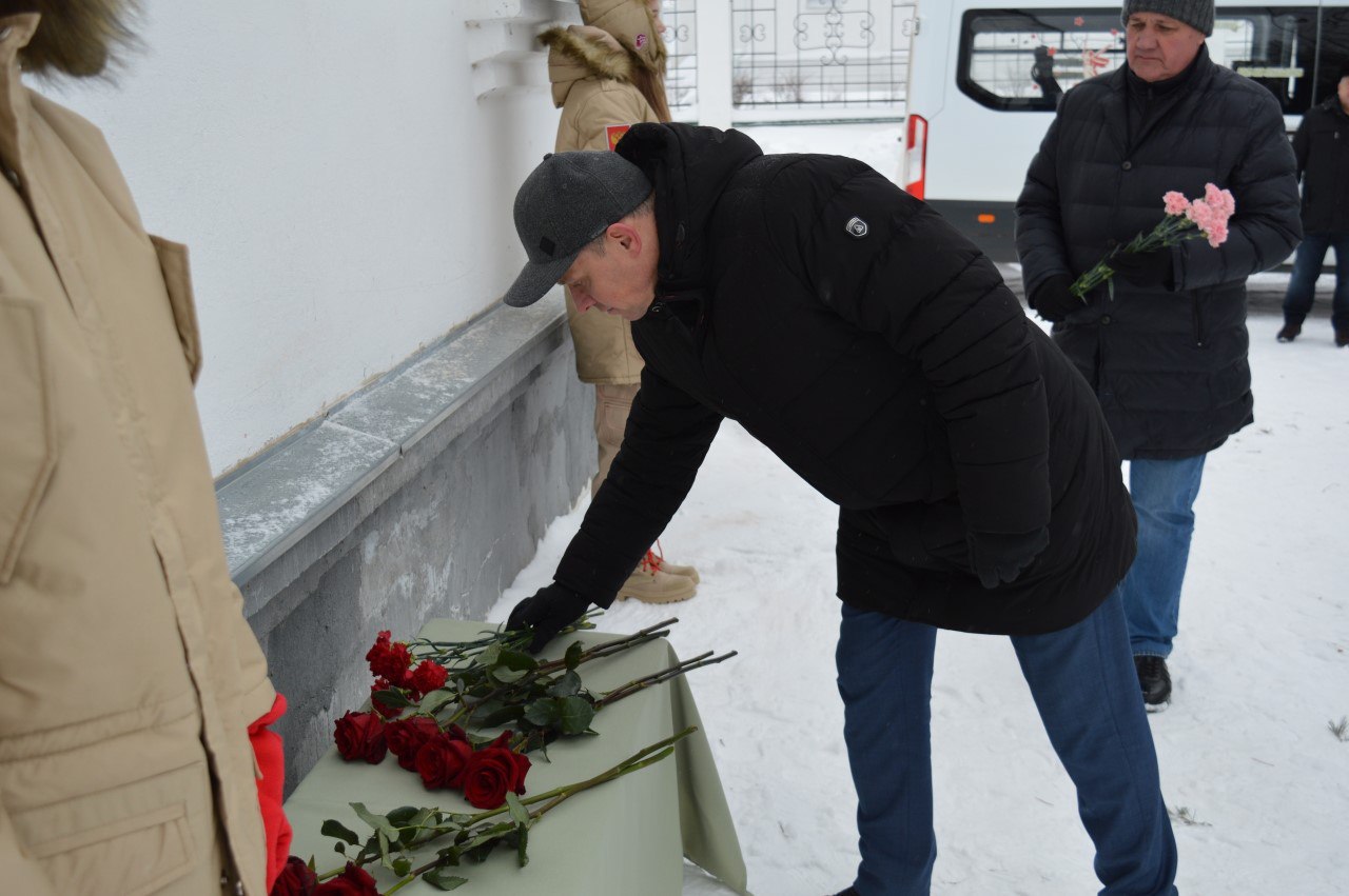 Мемориальную доску Почётному жителю Междуреченского округа Геннадию Васильевичу Рогозину открыли у здания администрации Мемориальную доску Почётному жителю Междуреченского округа Геннадию Васильевичу Рогозину открыли у здания администрации