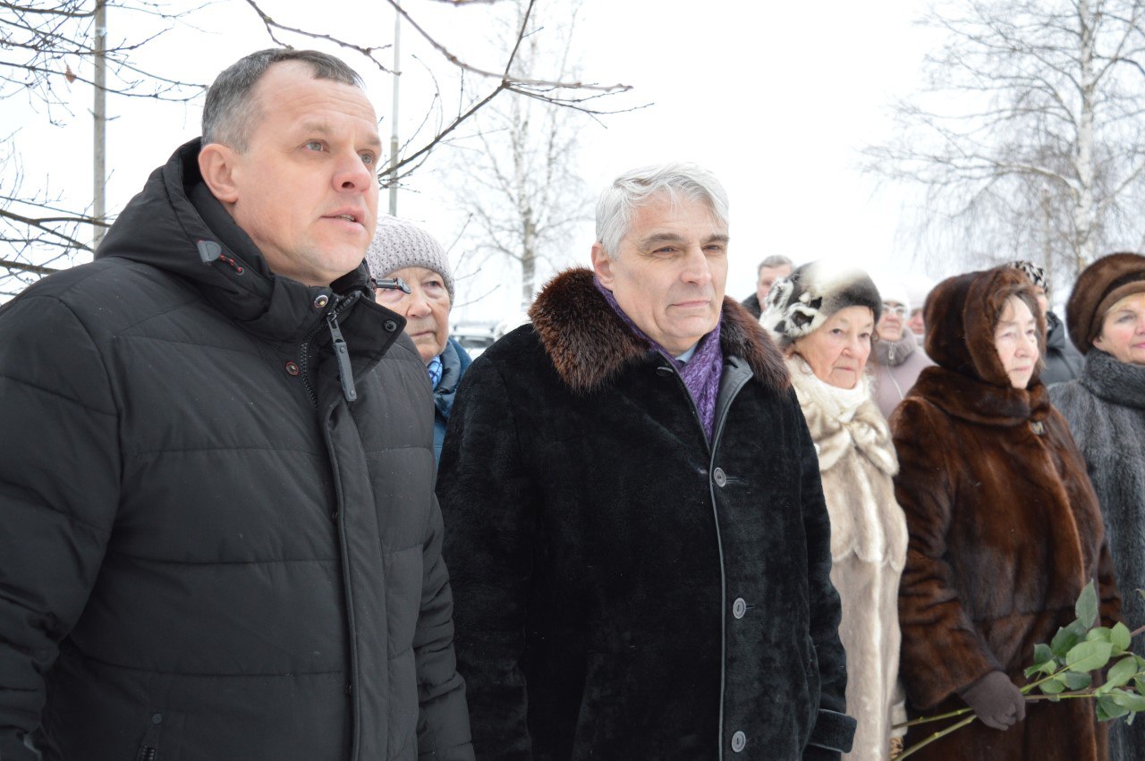 Мемориальную доску Почётному жителю Междуреченского округа Геннадию Васильевичу Рогозину открыли у здания администрации Мемориальную доску Почётному жителю Междуреченского округа Геннадию Васильевичу Рогозину открыли у здания администрации