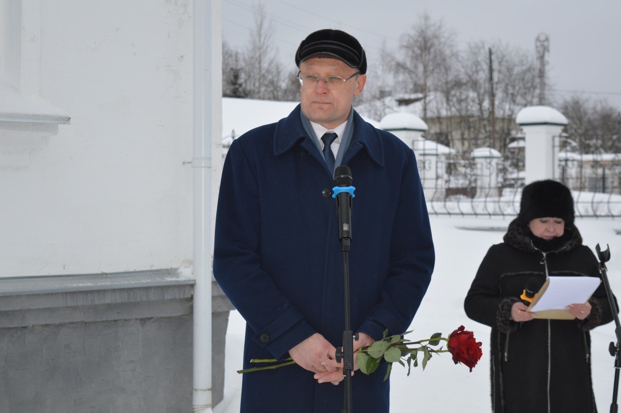 Мемориальную доску Почётному жителю Междуреченского округа Геннадию Васильевичу Рогозину открыли у здания администрации Мемориальную доску Почётному жителю Междуреченского округа Геннадию Васильевичу Рогозину открыли у здания администрации