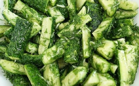 Как быстро замариновать огурцы: освежающий рецепт всего за 15 минут