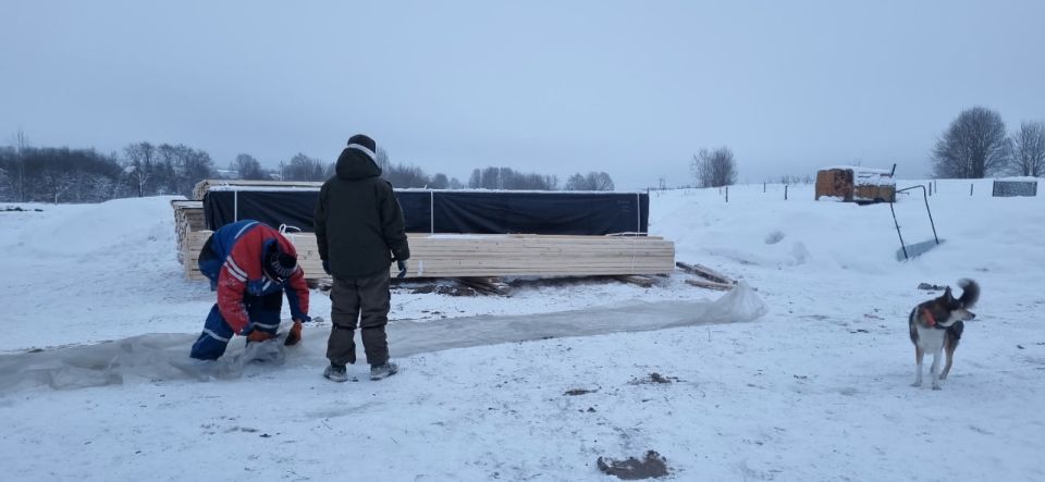 Более тысячи человек помогают в восстановлении сгоревшей конюшни в деревне Винниково