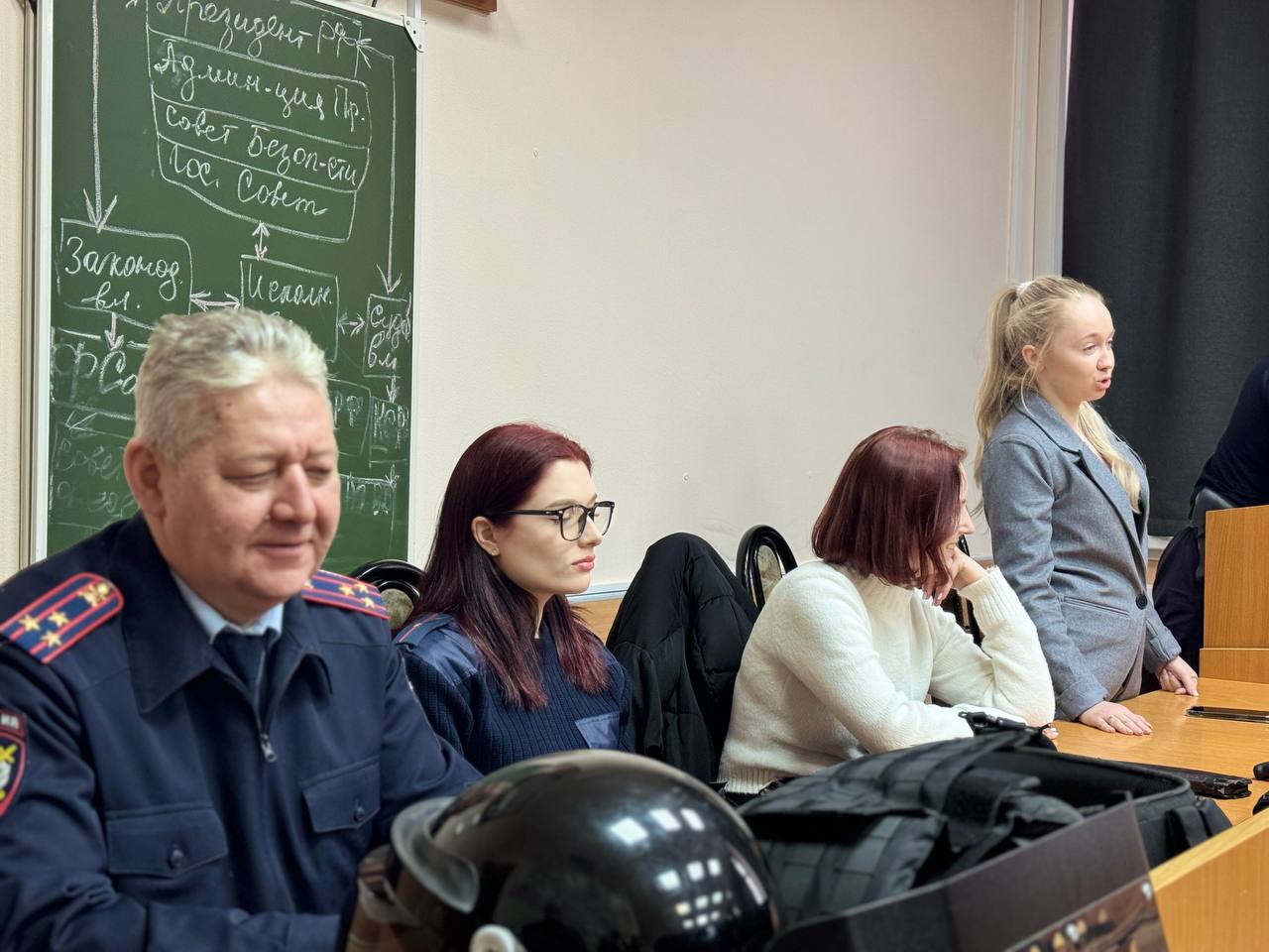 Полицейские Вологды познакомили студентов с преимуществами службы в органах внутренних дел