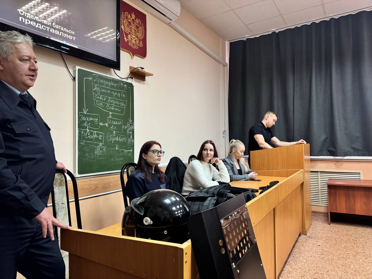 Полицейские Вологды познакомили студентов с преимуществами службы в органах внутренних дел Полицейские Вологды познакомили студентов с преимуществами службы в органах внутренних дел