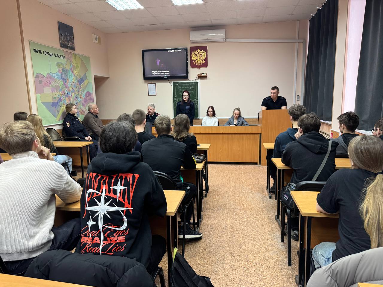 Полицейские Вологды познакомили студентов с преимуществами службы в органах внутренних дел Полицейские Вологды познакомили студентов с преимуществами службы в органах внутренних дел