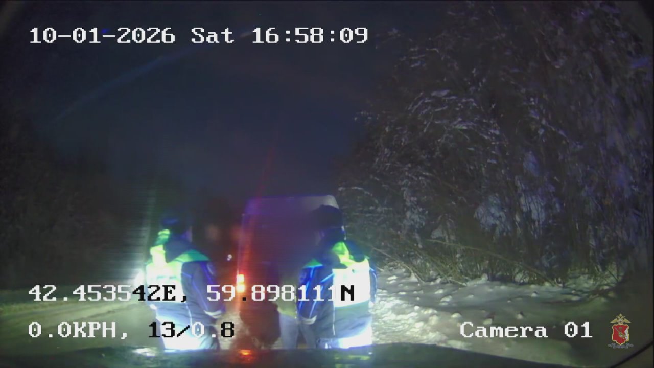 В Вологодской области госавтоинспекторы помогли водителю и пассажирам сломавшегося автобуса