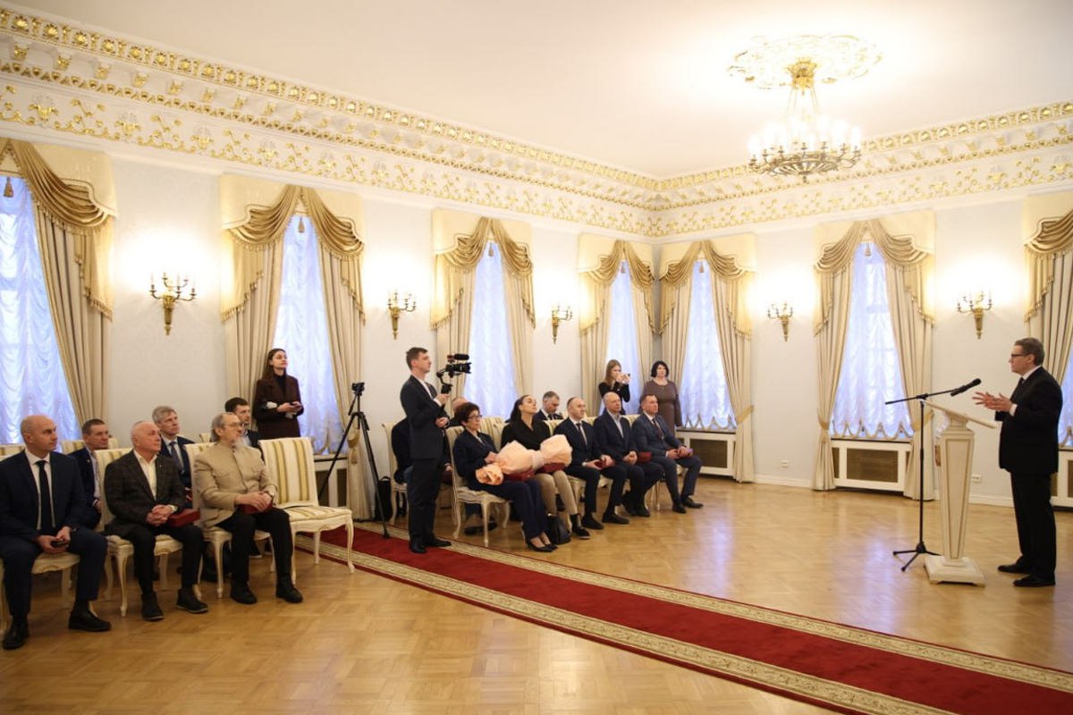 Глава региона Георгий Филимонов вручил Почетный знак «За заслуги в развитии физической культуры и спорта Вологодской области» 14 тренерам, директорам спортшкол и прославленным спортсменам Вологодчины