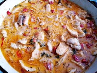 Паприкаш из курицы за 20 минут: быстро и вкусно