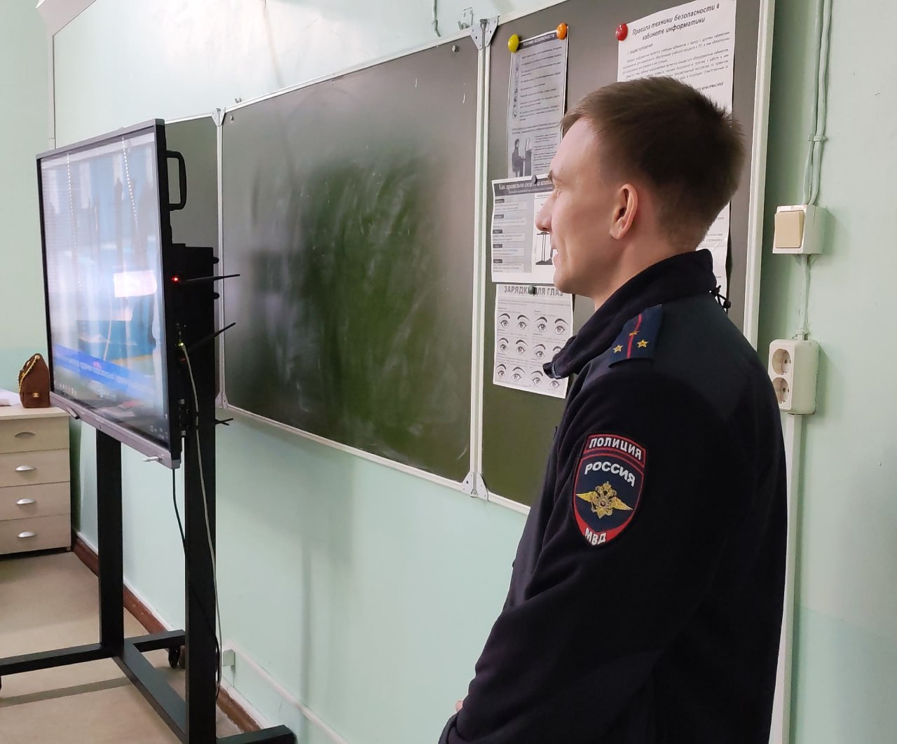 Полицейские Великого Устюга присоединились к Всероссийской акции «Студенческий десант» Полицейские Великого Устюга присоединились к Всероссийской акции «Студенческий десант»