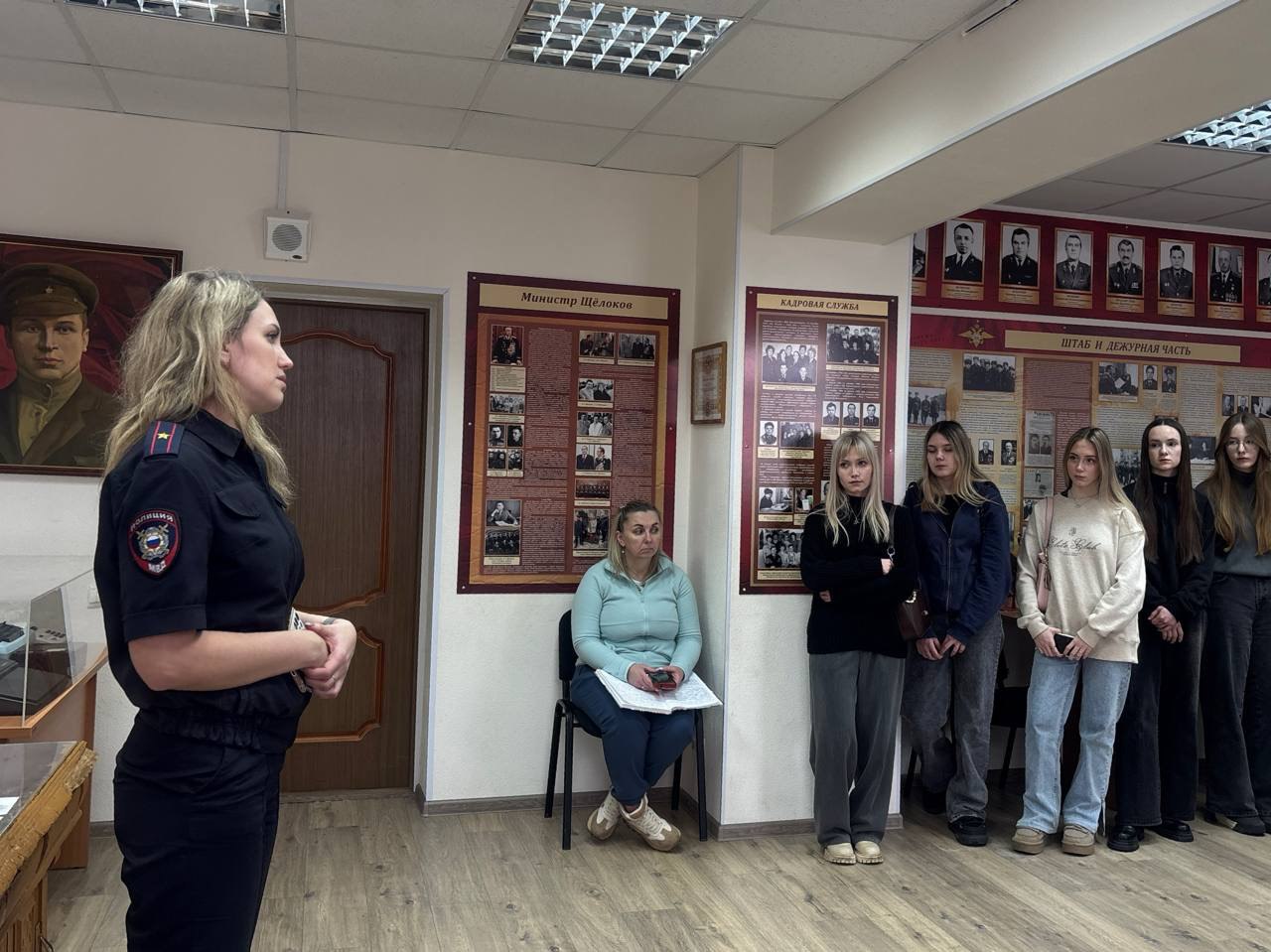 В Череповце полицейские и ветераны УМВД провели мероприятие в рамках акции «Студенческий десант» В Череповце полицейские и ветераны УМВД провели мероприятие в рамках акции «Студенческий десант»