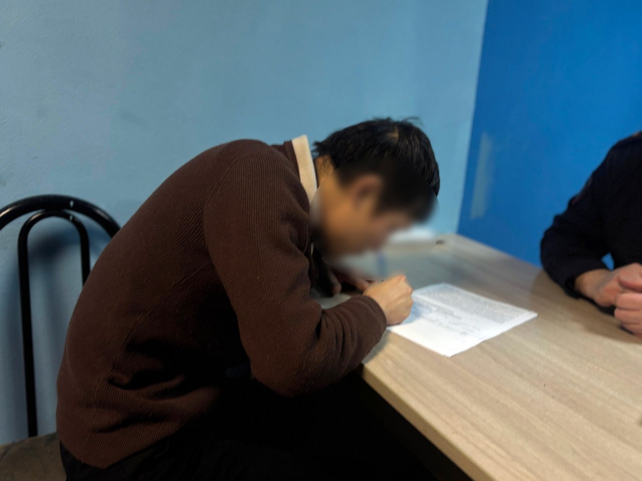 В Череповце сотрудники полиции приняли решение о выдворении нелегального мигранта В Череповце сотрудники полиции приняли решение о выдворении нелегального мигранта