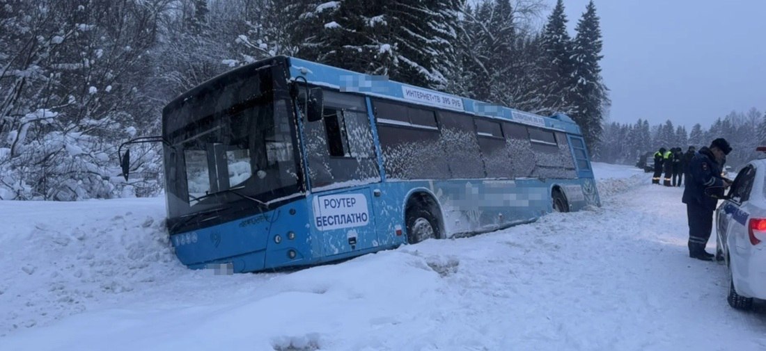 Автобус съехал в дороги под Великим Устюгом: есть пострадавшие