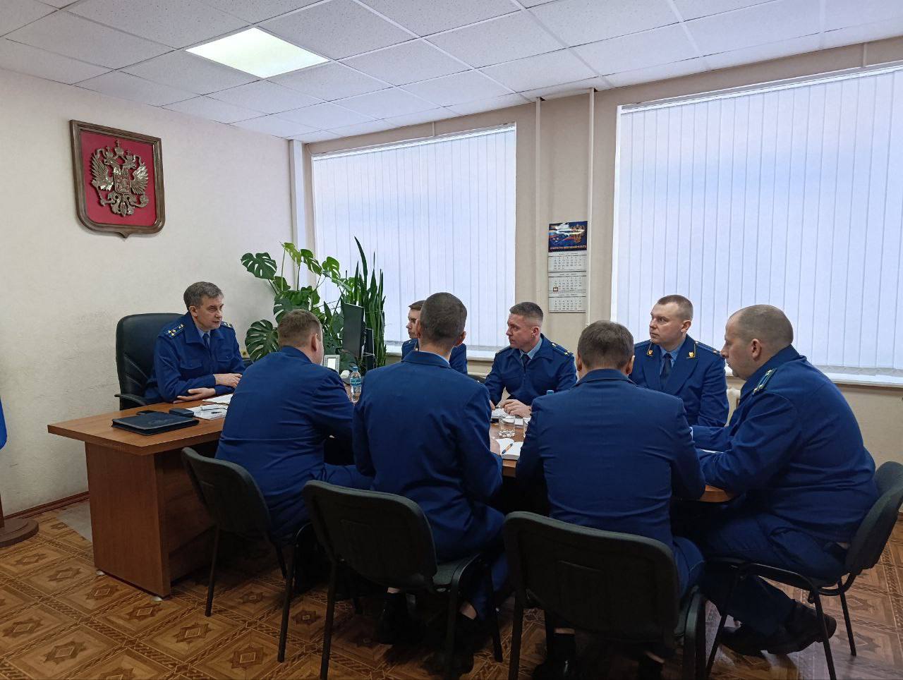 Исполняющий обязанности прокурора Вологодской области – первый заместитель прокурора области Михаил Сидельников представил прокурора Кадуйского района Алексея Жаравина коллективу прокуратуры района Исполняющий обязанности прокурора Вологодской области – первый заместитель прокурора области Михаил Сидельников представил прокурора Кадуйского района Алексея Жаравина коллективу прокуратуры района